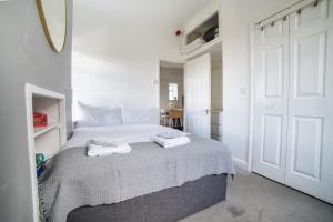 En eller flere senge i et værelse på The Wellsway Retreat