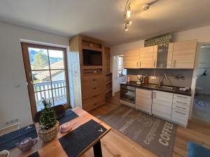 Kuchyň nebo kuchyňský kout v ubytování Ferienwohnung mit wundervollen Bergblick
