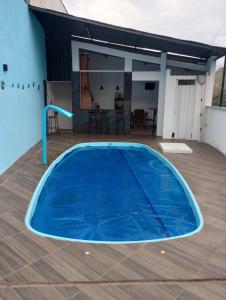 een grote blauwe trampoline op een terras bij Casa piscina in Poços de Caldas