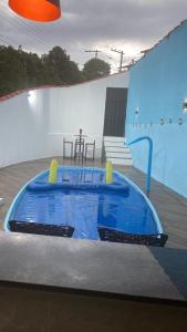 een klein zwembad met een tafel in een gebouw bij Casa piscina in Poços de Caldas +10 foto's