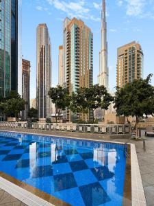 Bazén v ubytování Modern Downtown Luxury 1BR, Walk to Burj Khalifa, Dubai Mall with Pool & Gym nebo v jeho okolí