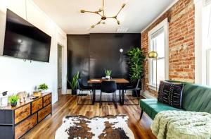 a living room with a green couch and a table at Parking Free - Short North - Convention - Pets in Columbus