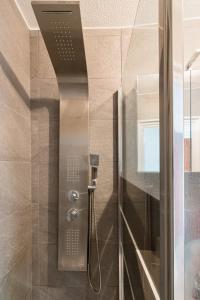 サン・テティエンヌにあるCozy appartement au centre de Saint-Etienneのガラスドア付きの浴室のシャワー