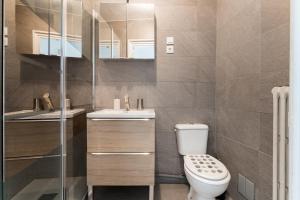 サン・テティエンヌにあるCozy appartement au centre de Saint-Etienneのトイレと洗面台のあるバスルーム