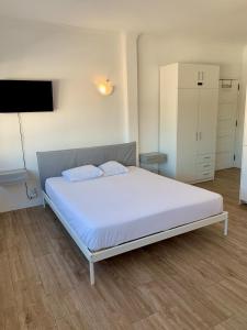 Ένα ή περισσότερα κρεβάτια σε δωμάτιο στο MIRazul Lovely very central condo 4 minutes walk to the beach