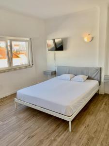 Ένα ή περισσότερα κρεβάτια σε δωμάτιο στο MIRazul Lovely very central condo 4 minutes walk to the beach