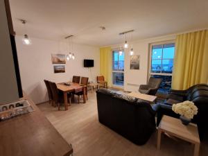 una sala de estar con un sofá y una mesa en Apartman M5 Horní Mísečky, en Horní Mísečky