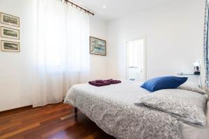 A bed or beds in a room at Sunflower Apartment with private terrace and lift