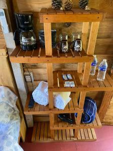 Un estante de madera en una habitación con algo de comida. en La cabaña, en Tlazala de Fabela
