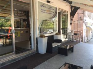 uma loja em frente a um restaurante com mesas e cadeiras em Be and Be em Montesano sulla Marcellana