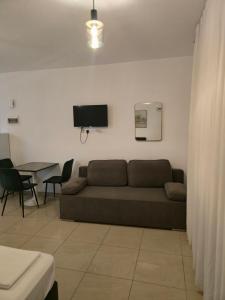 Μια τηλεόραση ή/και κέντρο ψυχαγωγίας στο Margarita gardens block 6 studio apartment 623