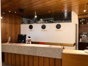 ザールブリュッケンにあるYeti City Hotel Saarbrückenのカウンターに座る人のいるレストランのバー