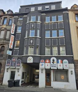 ザールブリュッケンにあるYeti City Hotel Saarbrückenの表札のある黒い建物