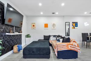 Et opholdsområde på 16 PPL - 5 min to Brickell & Bars - King Beds - Hot Tub - Massage Chair - Games