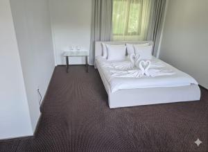 a white bed in a room with a window at Cornu Complex Mem in Campina