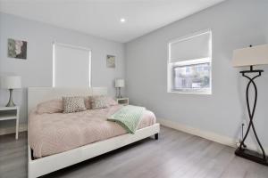 En eller flere senge i et værelse på 16 PPL - 5 min to Brickell & Bars - King Beds - Hot Tub - Massage Chair - Games