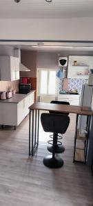 een keuken met een tafel en een stoel in een kamer bij La ville haute in Chauvigny