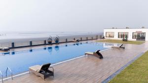 La alberca dentro o cerca de Resort K Sea View Mandarmoni