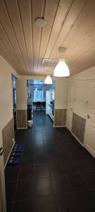 una habitación vacía con dos luces en el techo en rakentajanpolku 1, en Rovaniemi