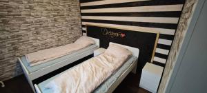 Dos literas en una habitación con paredes rayadas en rakentajanpolku 1, en Rovaniemi 4 fotos más