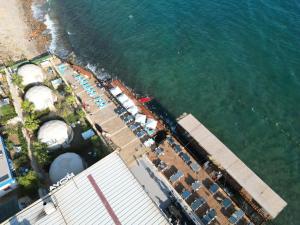 una vista in alto di un molo con imbarcazioni in acqua di Lamoya Suites a Silifke