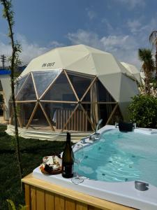 una tenda di lusso con vasca idromassaggio e una bottiglia di vino di Lamoya Suites a Silifke