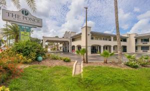 Κήπος έξω από το The Ponce St. Augustine Hotel