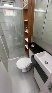 Et badeværelse på Beira-Mar Sofisticado com Vista Mar e Piscina 02 + 23 billeder