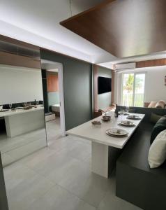 Et tv og/eller underholdning på Beira-Mar Sofisticado com Vista Mar e Piscina 02