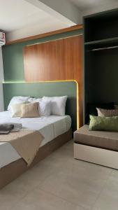 En eller flere senge i et værelse på Beira-Mar Sofisticado com Vista Mar e Piscina 02