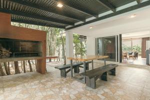 Skyblue Apart Hotel Punta Colorada في بيريابوليس: فناء مع طاولة ومدفأة