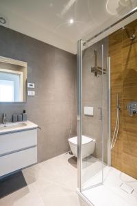 een badkamer met een douche, een toilet en een wastafel bij A&G Elettra flat in Cavallino-Treporti +14 foto's