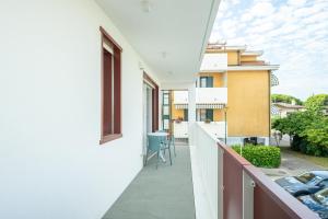 een balkon met uitzicht op een huis bij A&G Elettra flat in Cavallino-Treporti