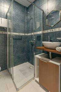 Skyblue Apart Hotel Punta Colorada في بيريابوليس: حمام مع دش زجاجي ومغسلة