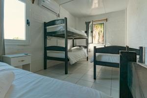 Skyblue Apart Hotel Punta Colorada في بيريابوليس: غرفة نوم بها سريرين بطابقين ونافذة +92 صورة