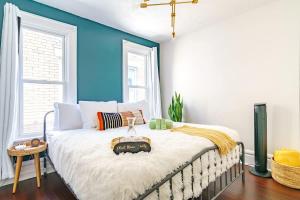 een slaapkamer met een bed en een blauwe muur bij Jungle Casa by Jungle House Walkable to High Street Near Nationwide Arena Convention Center & OSU Private Parking Downtown & Short in Columbus