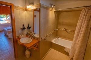 a bathroom with a sink and a bath tub at Departamento en pleno centro, con Pileta in San Martín de los Andes