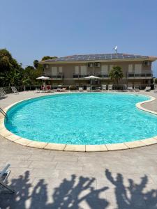 een groot zwembad voor een hotel bij Le Gemme Luxury in Zambrone