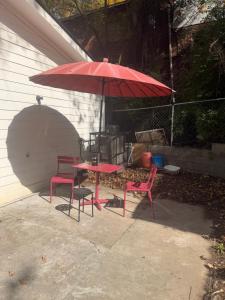 En terrasse eller udendørsområde på Hilltop Hostel