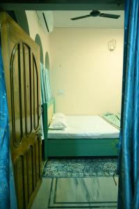 Una cama o camas en una habitación de Archana Home Stay - 10 min from Baidhyanath Temple 5 fotos más