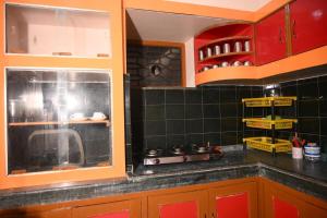 Una cocina o cocineta en Archana Home Stay - 10 min from Baidhyanath Temple
