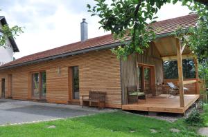 ein Holzhaus mit Veranda und Terrasse in der Unterkunft Holzmichel in Friedrichroda