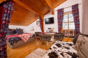 Un dormitorio con una cama y una mesa y sillas. en Designer-Chalets, en Dienten am Hochkönig
