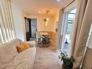 Combs-la-VilleにあるEra lodgeのソファとテーブルのあるリビングルーム +9枚の写真