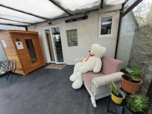 Combs-la-VilleにあるEra lodgeのソファに座っている大きな白いテディベア