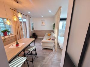 Combs-la-VilleにあるEra lodgeのキッチンとテーブルとソファのあるリビングルーム