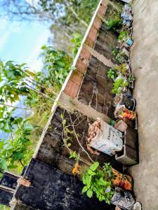 een brandkraan die aan de zijkant van een stoep staat bij há uma bela casa in Ubatuba +9 foto's