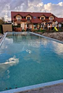 Πισίνα στο ή κοντά στο Domki Marcus