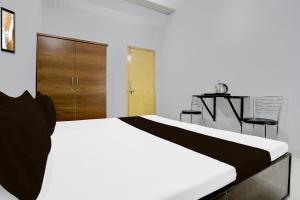 Postel nebo postele na pokoji v ubytování Hotel O Happy Inn