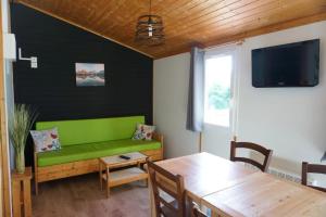 Et tv og/eller underholdning på Camping 3 étoiles - Piscine - ccbca0i